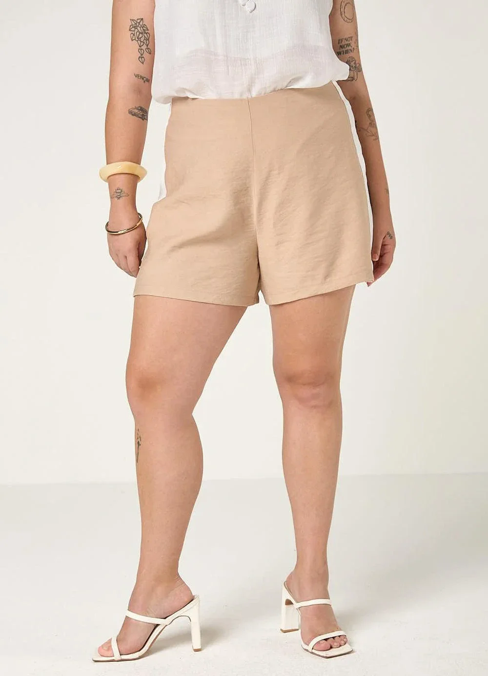 Elegance - Shorts com Detalhe Lateral Nude c/ Off White