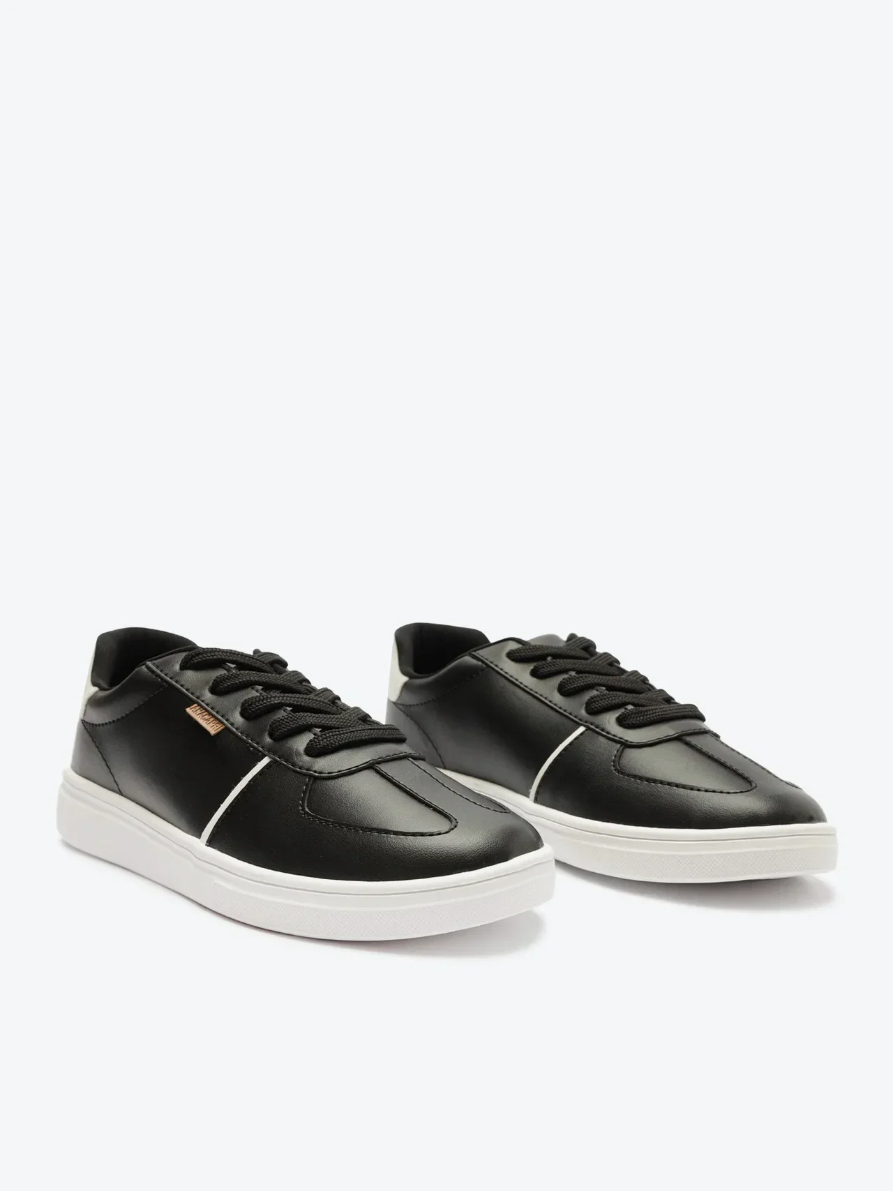 Tênis Detalhe Listra Lateral Preto E Branco