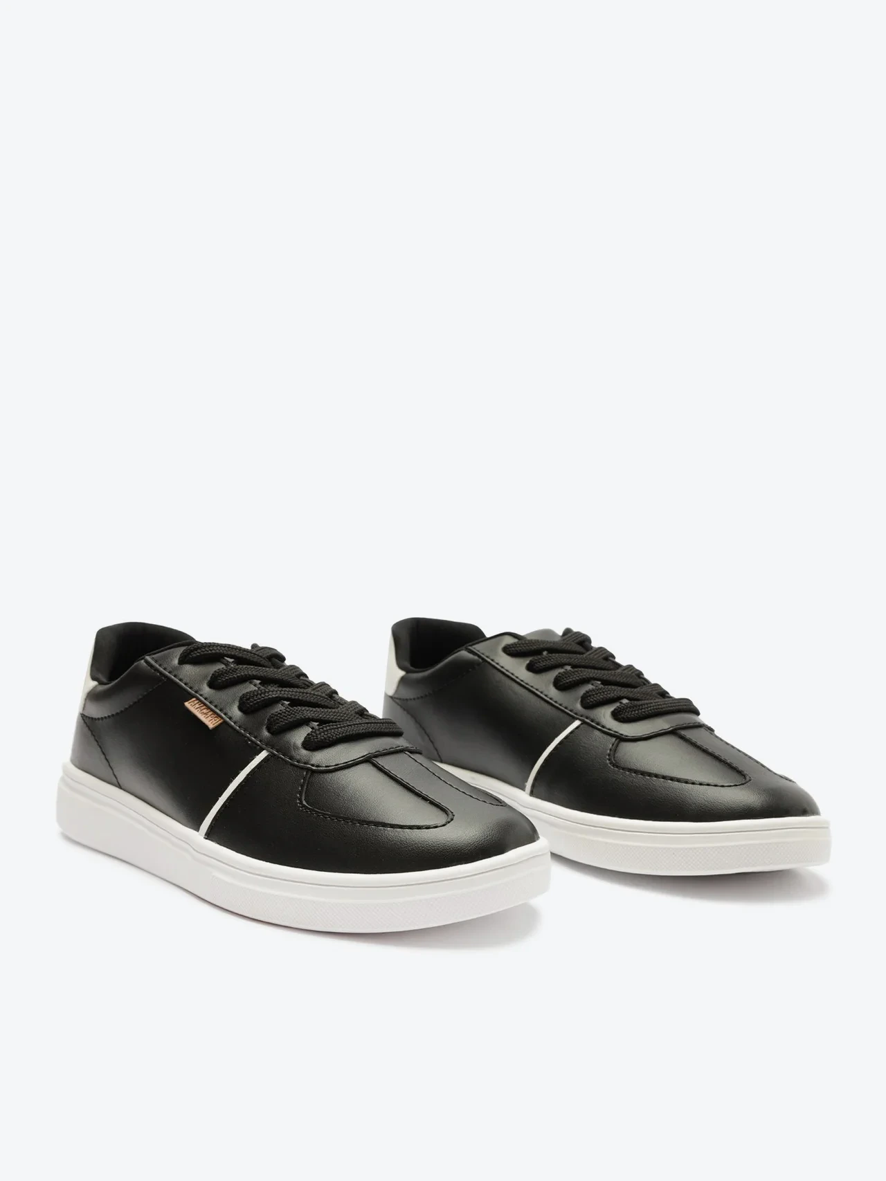 Tênis Detalhe Listra Lateral Preto E Branco