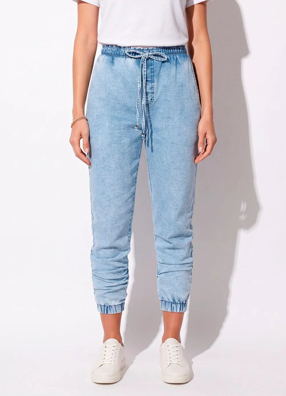Quintess - Calça Jogger Jeans Claro Cintura Alta com Bolsos