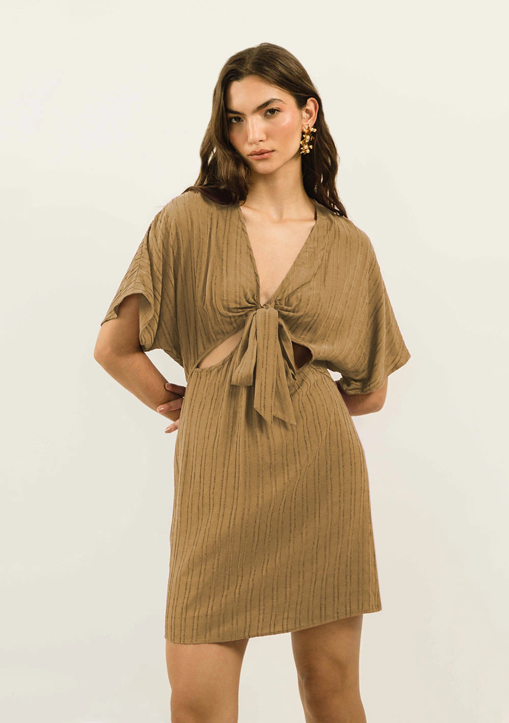 Vestido Zinco Curto Decote V Amarração Frente Caramelo