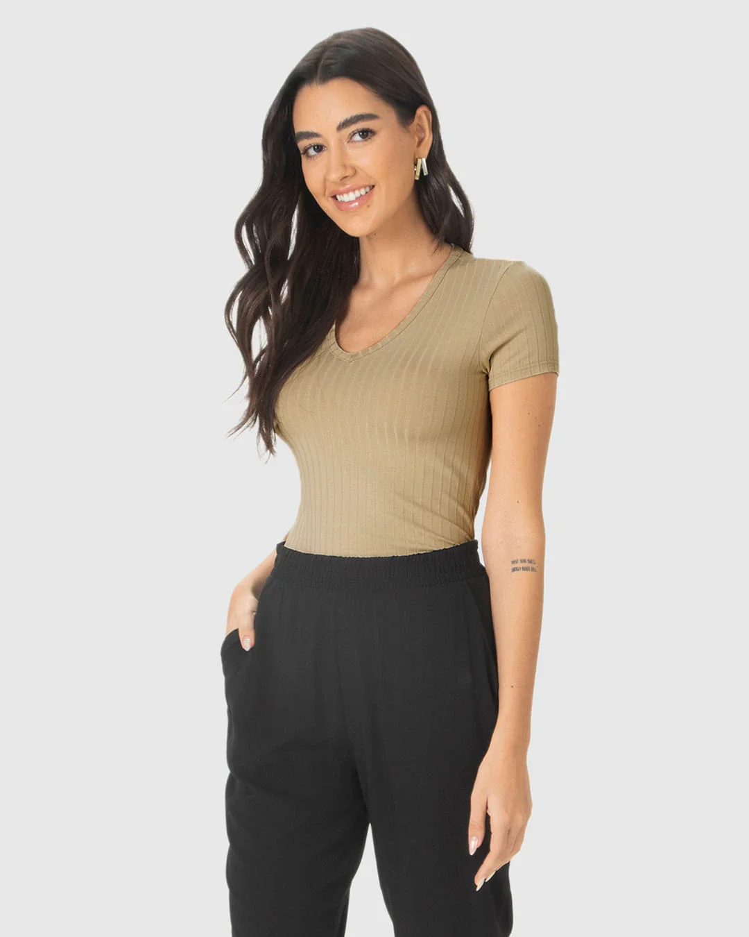 Blusa Básica Feminina Justa Decote V Em Malha Canelada De Viscose