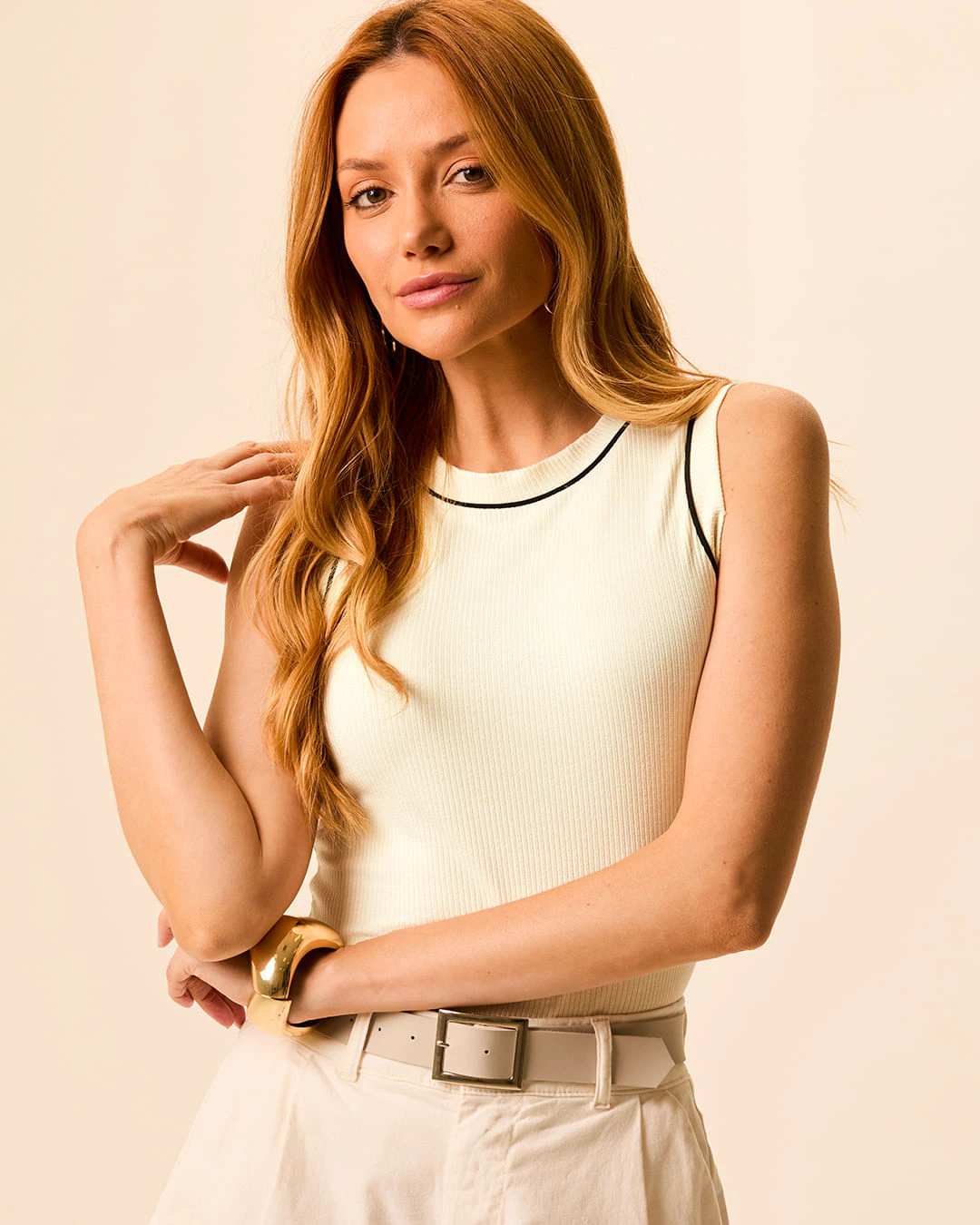 Regata Básica Feminina Detalhe Costura Frontal Em Malha Viscose Canelada