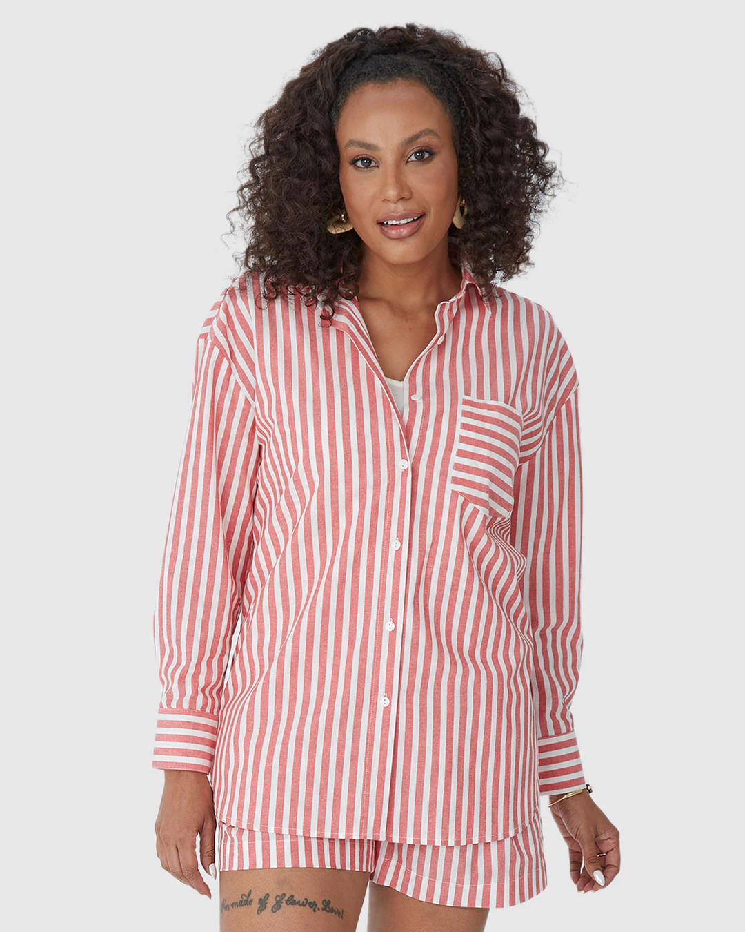 Camisa Ampla Feminina Listrada Bolso Frontal Em Algodão