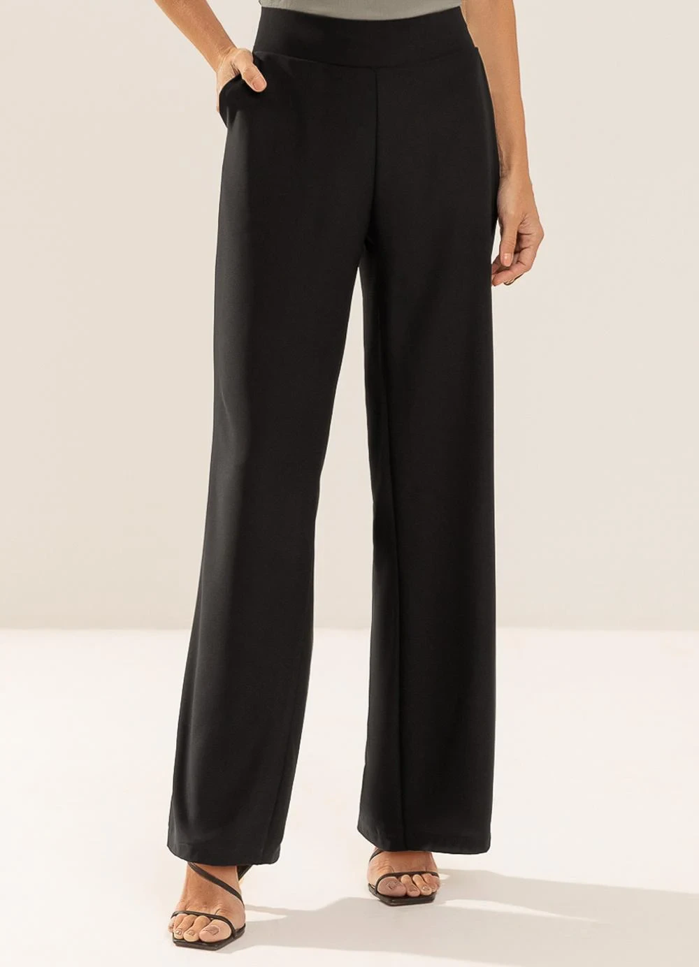 Gris - Calça Pantalona em Tecido Fluido Preto