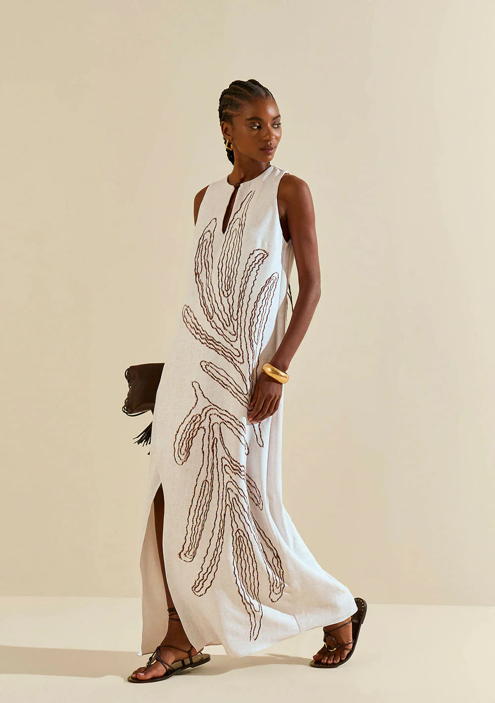 Vestido Morena Rosa Solto Decote Careca Sem Manga Longo Bege