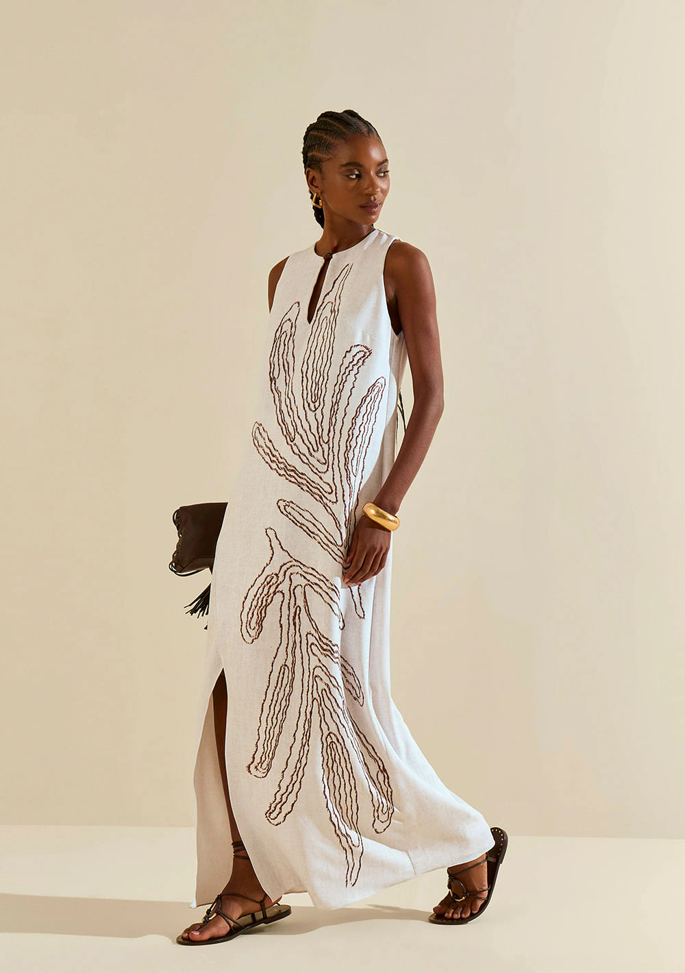 Vestido Morena Rosa Solto Decote Careca Sem Manga Longo Bege