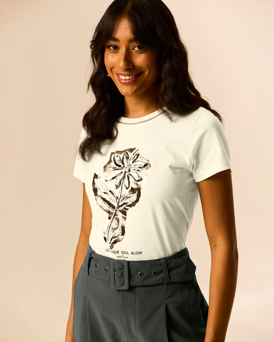 Camiseta Feminina Reta Estampa Foil Detalhe Costura Contraste Em Algodão