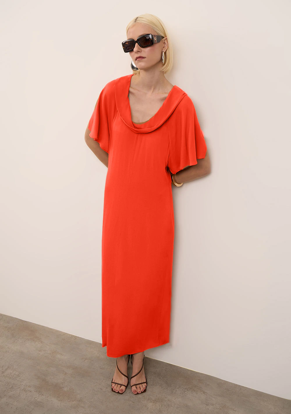 Vestido Iódice Ajustado Decote V Manga Curta Midi Vermelho