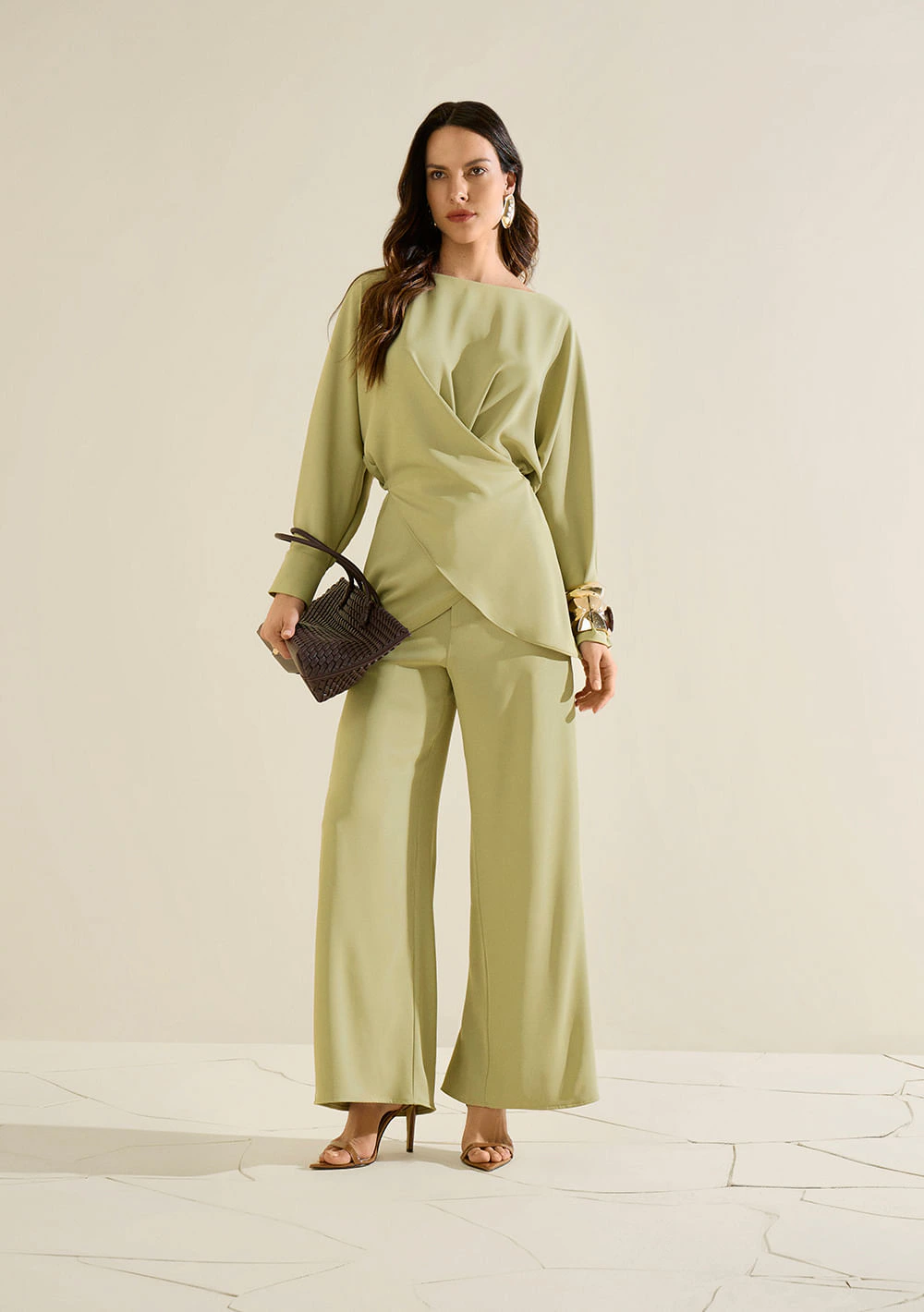 Blusa Morena Rosa Solta Decote Canoa Manga Longa Padrão Verde