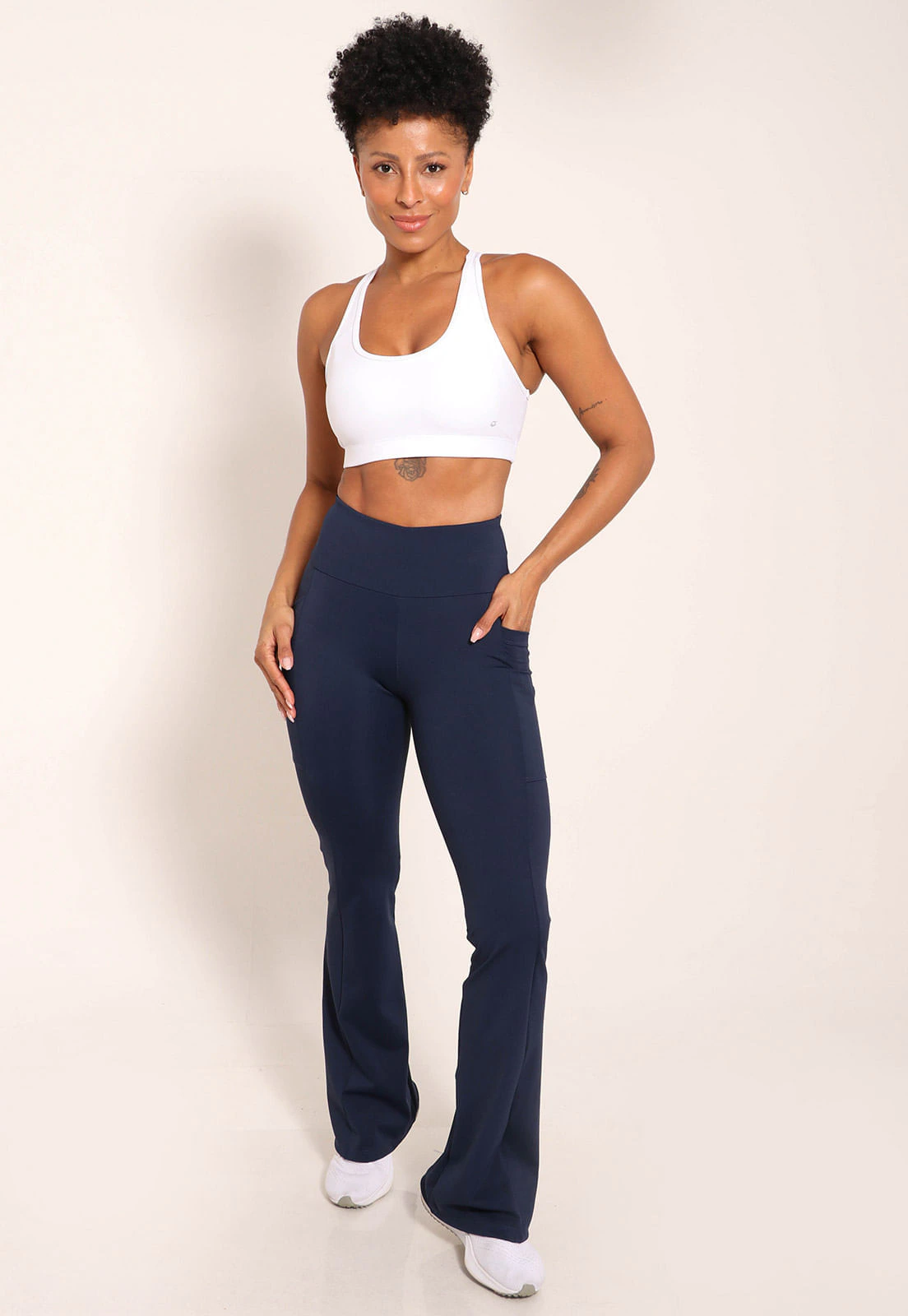 Calça Flare Compress Com Bolsos Funcionais