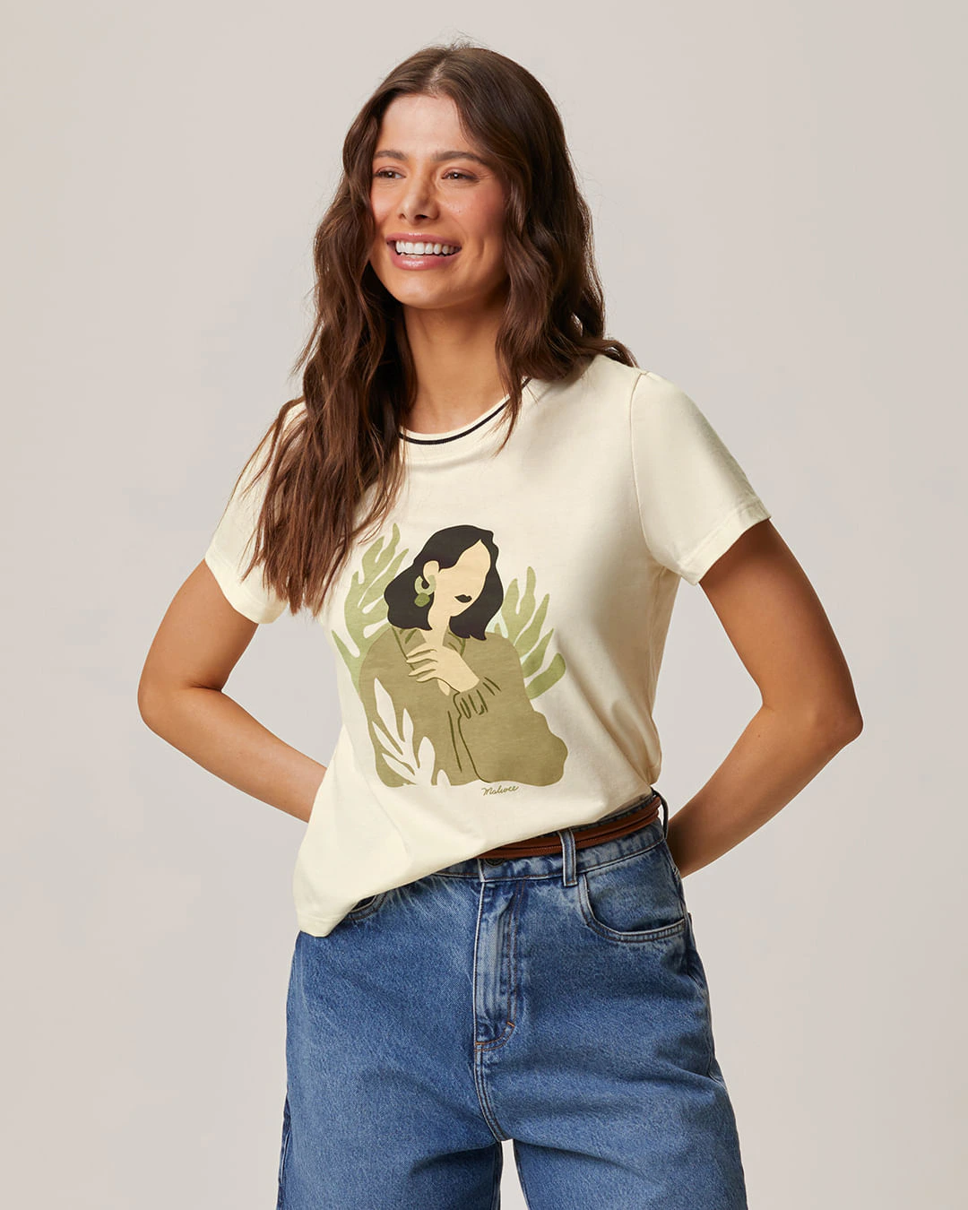 Camiseta Feminina Gola Retilínea Estampa Frontal Em Algodão