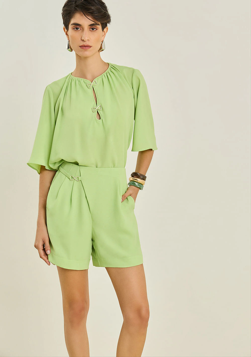 Blusa Maria.Valentina Solta Decote V Manga Curta Padrão Verde