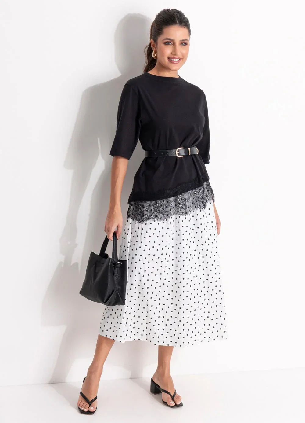 Quintess - Blusa Preta em Malha de Algodão com Detalhe de Renda