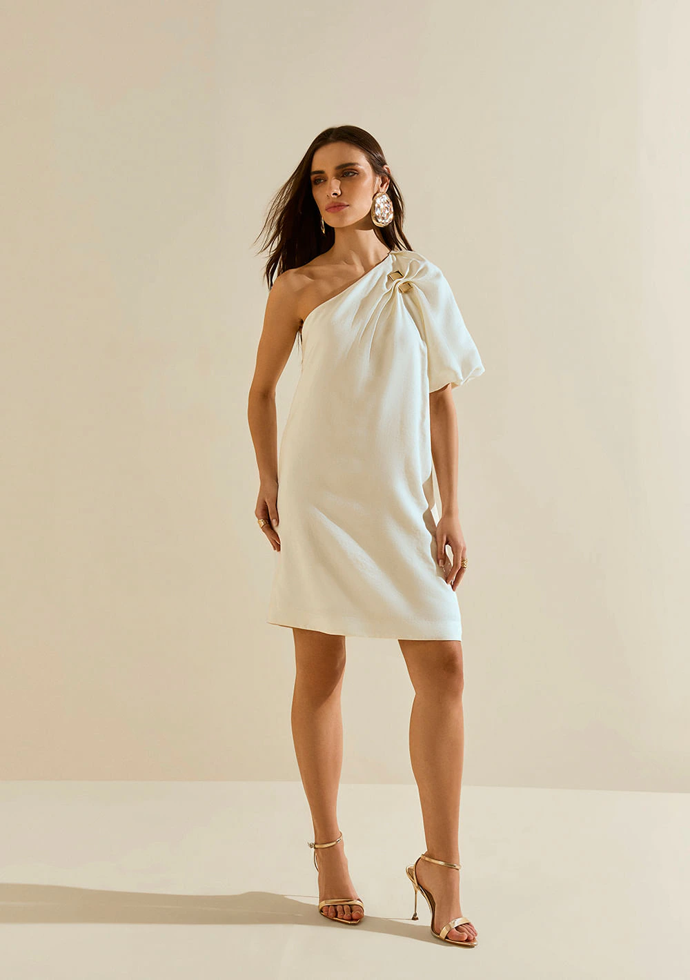 Vestido Morena Rosa Solto Um Ombro Só Manga Curta Curto Off White