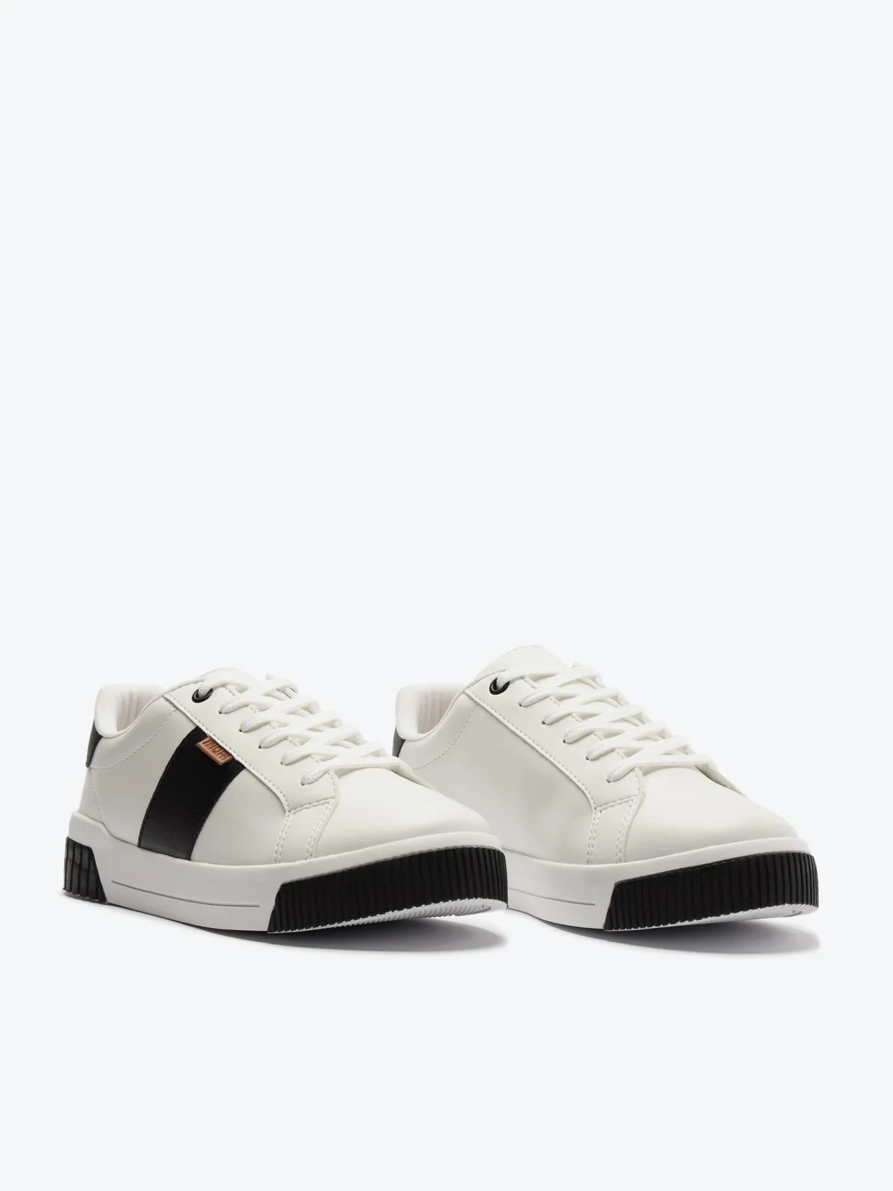 Tênis Sola Estruturada Listra Lateral Branco E Preto
