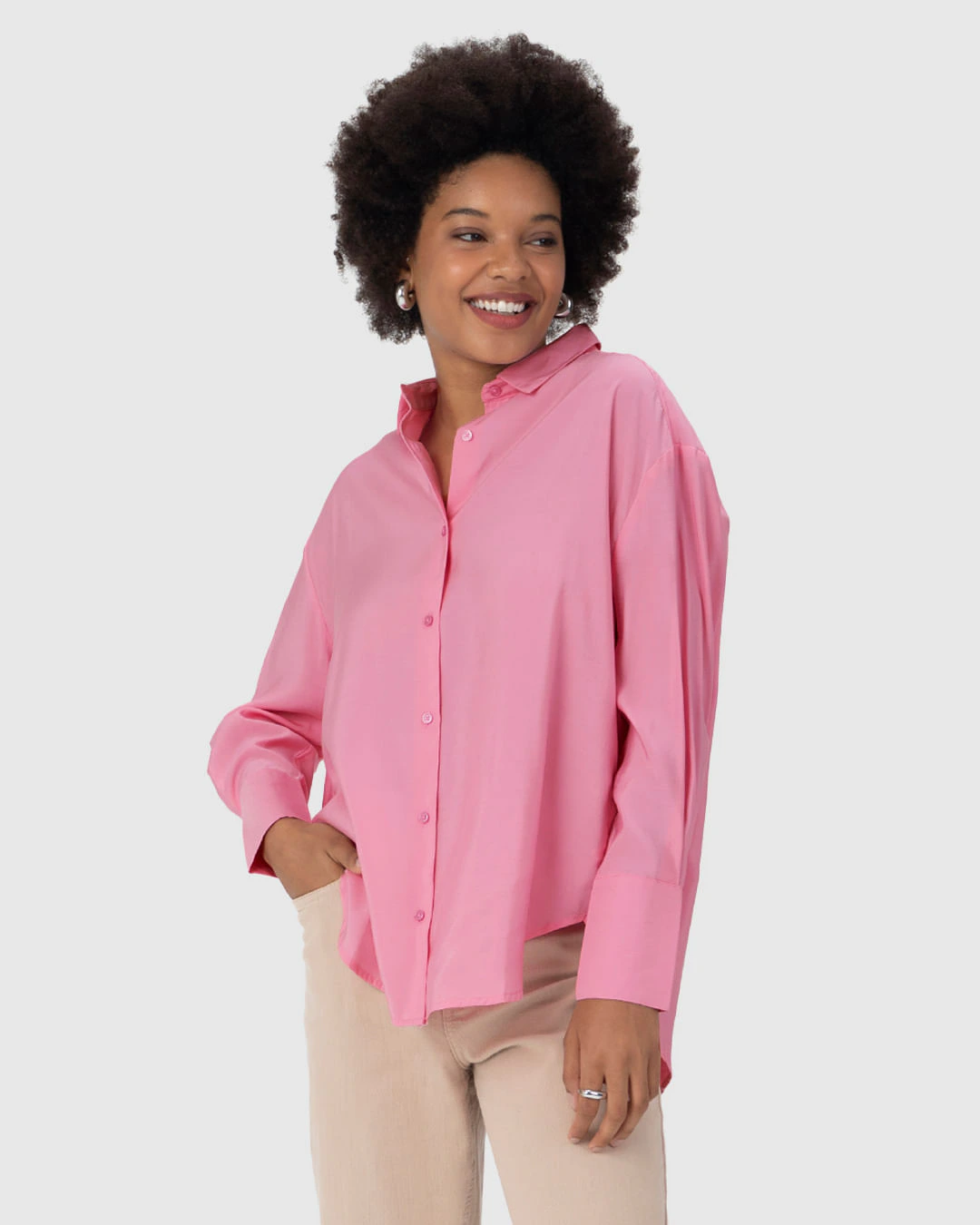 Camisa Feminina Barra Arredondada Em Tecido Acetinado