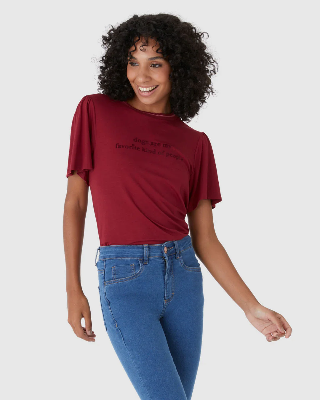 Camiseta Feminina Gola Retilínea Estampa Lettering Dogs Em Viscose Stretch