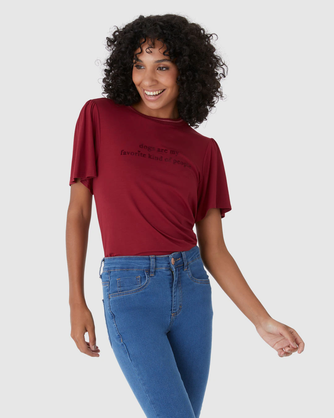 Camiseta Feminina Gola Retilínea Estampa Lettering Dogs Em Viscose Stretch