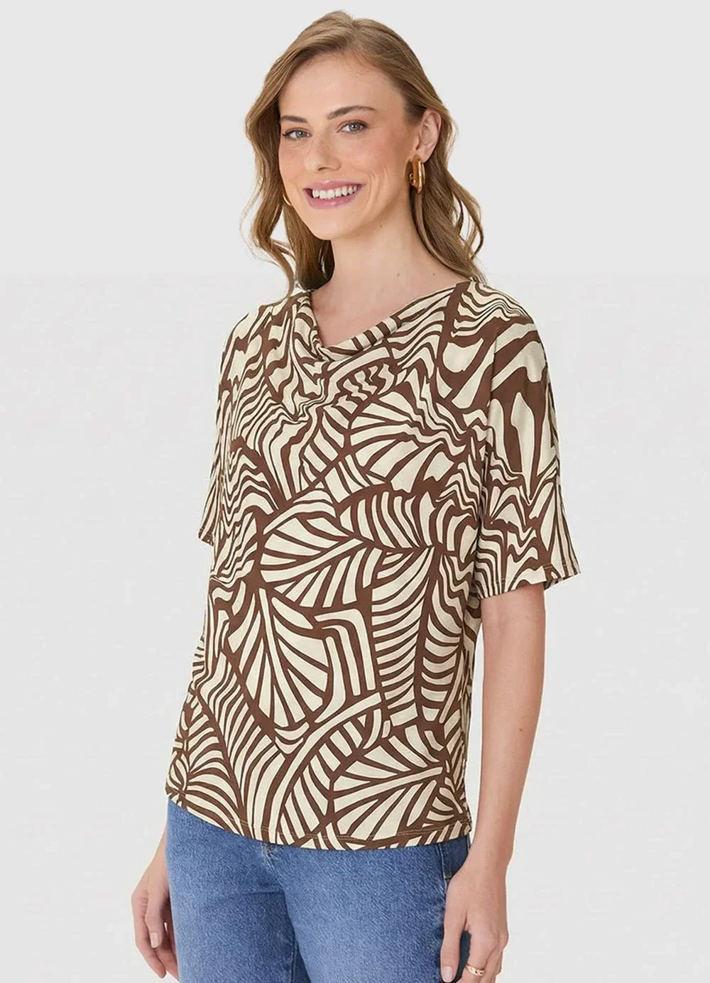 Malwee - Blusa Ampla Tropical em Viscolinho Marrom
