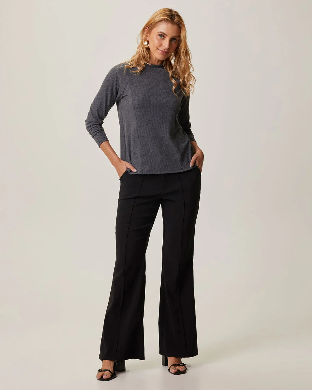 Calça Feminina Bootcut Recorte Frontal Bolso Faca Em Crepe Stretch