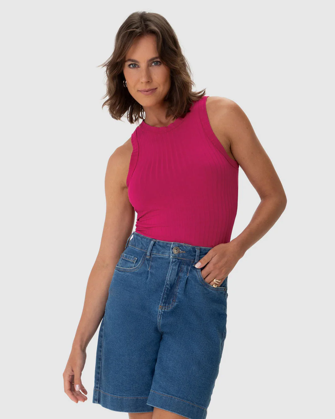 Regata Básica Feminina Long Cropped Em Malha Canelada De Viscose