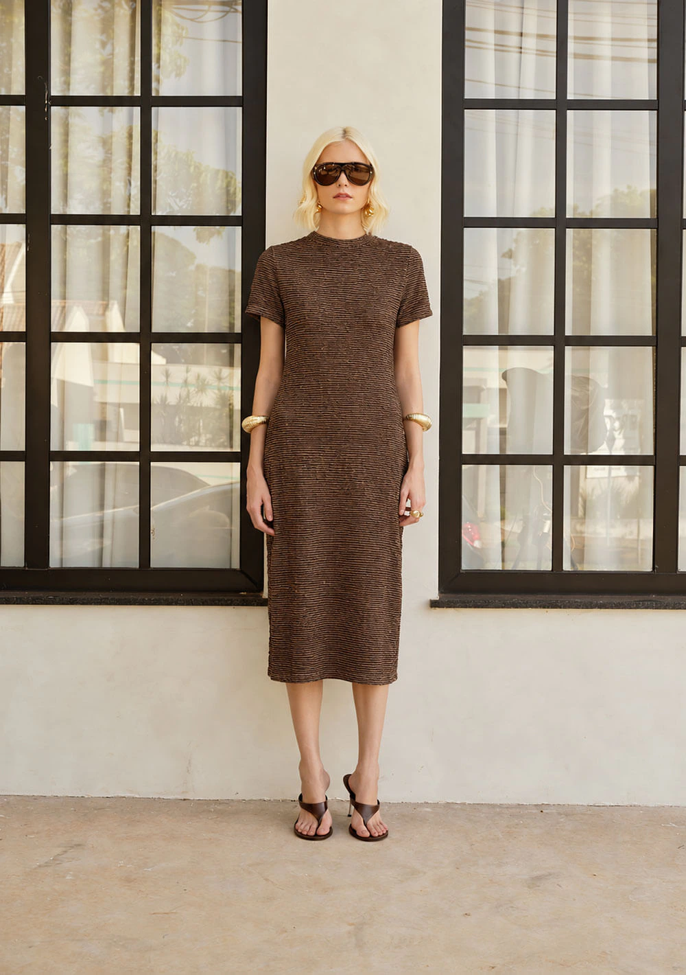 Vestido Iódice Ajustado Decote Careca Manga Curta Midi Marrom