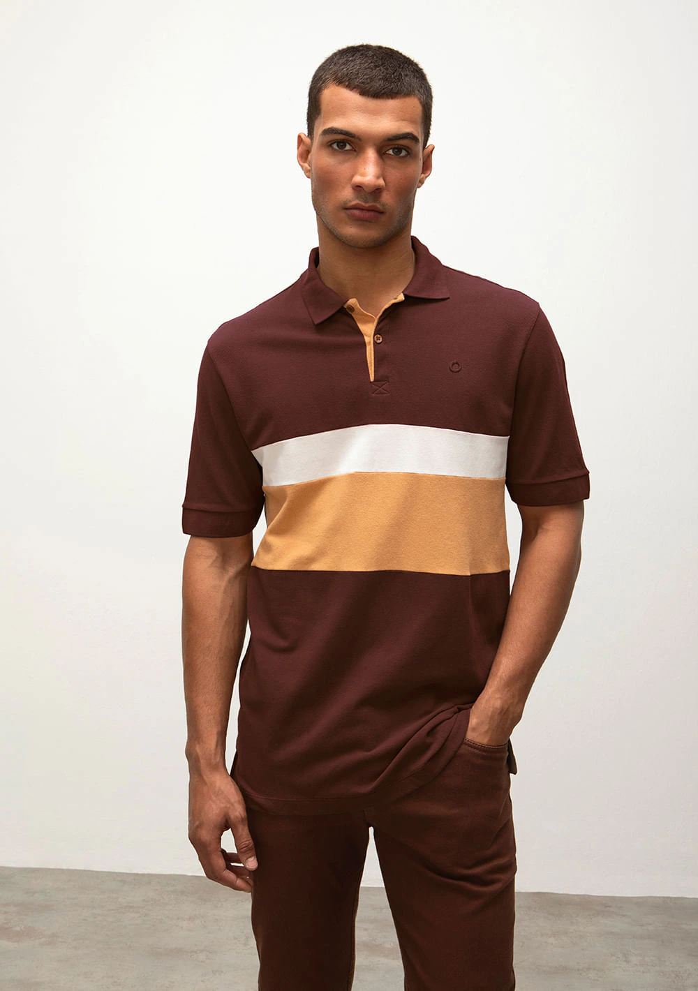 Camiseta Regular Gola Polo Detalhe Frente Com Recortes Marrom