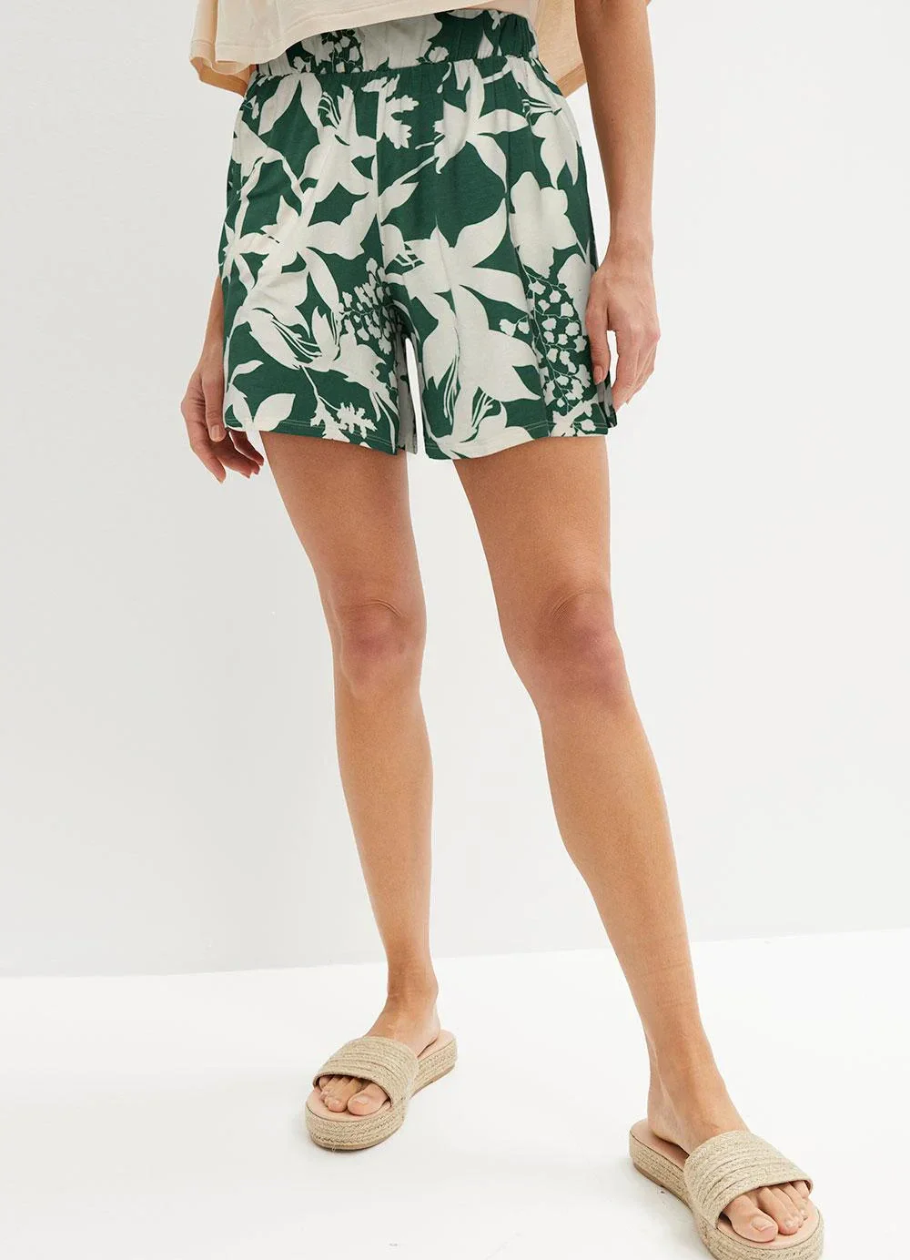 bonprix - Short Ramo de Flores em Malha de Viscose