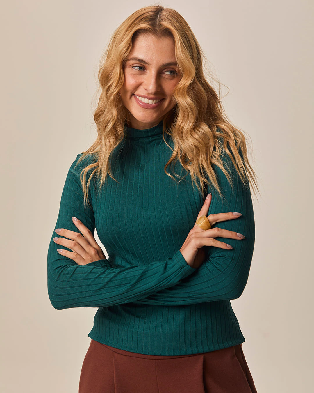 Blusa Básica Feminina Gola Alta Em Malha Canelada De Viscose