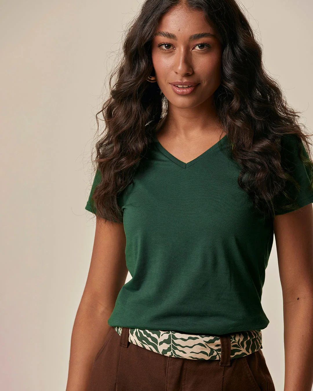 Camiseta Básica Feminina Slim Decote V Em Algodão