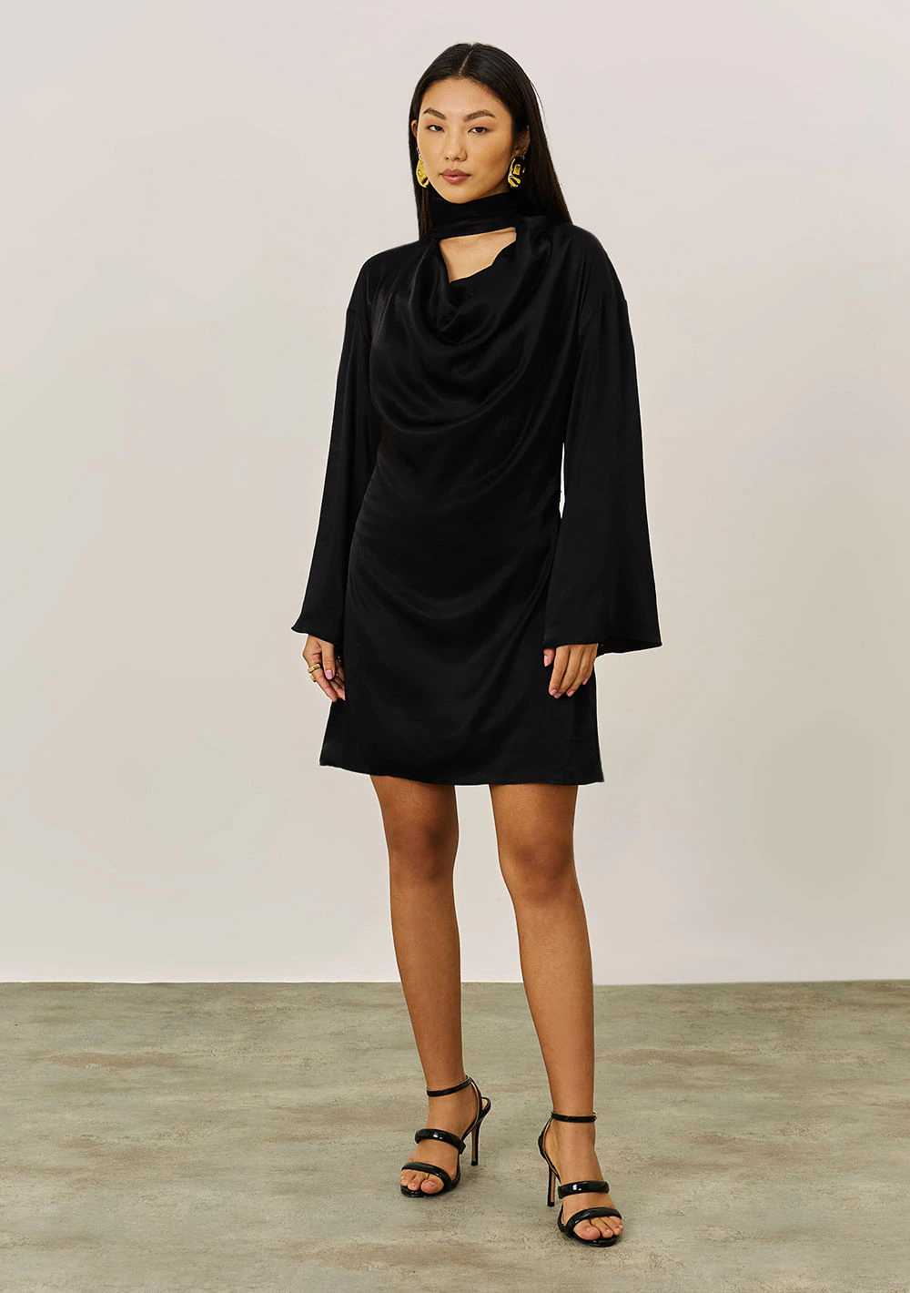 Vestido Iódice Solto Decote V Manga Longa Curto Preto