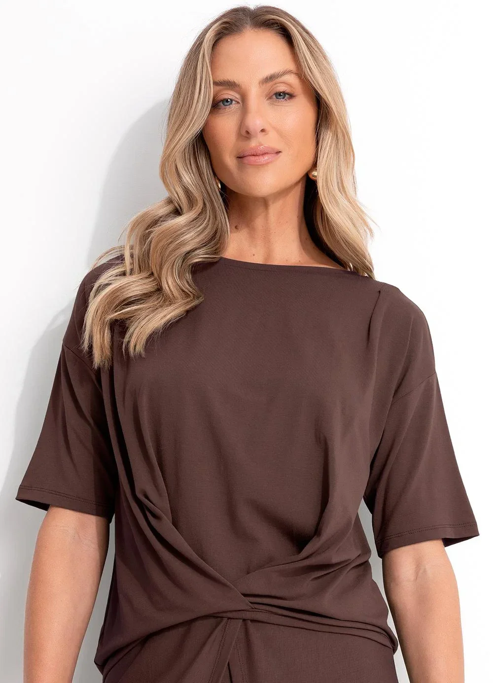 Quintess - Blusa Marrom em Malha de Viscose com Detalhe de Nó Frontal