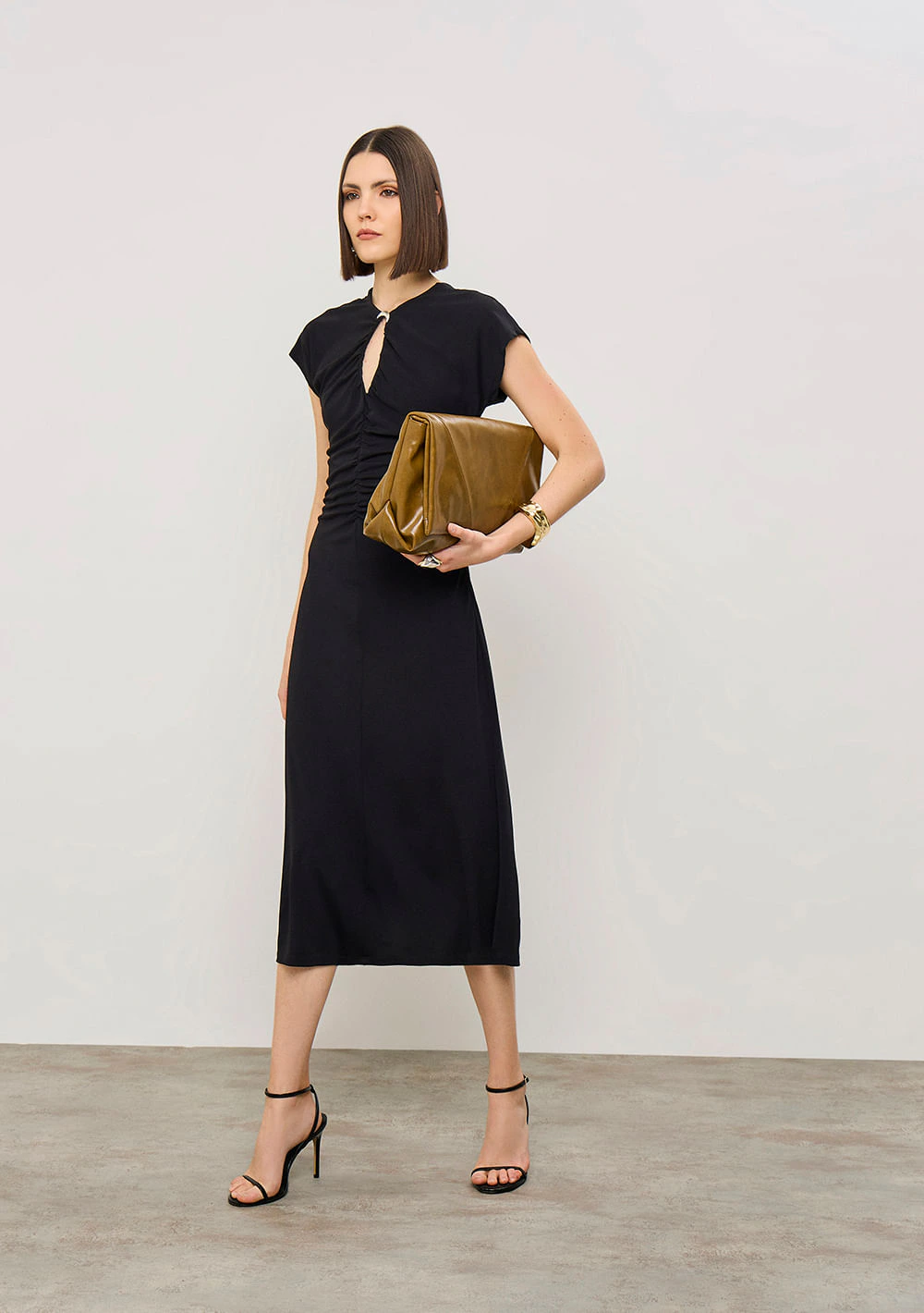 Vestido Iódice Ajustado Decote Careca Manga Curta Midi Preto