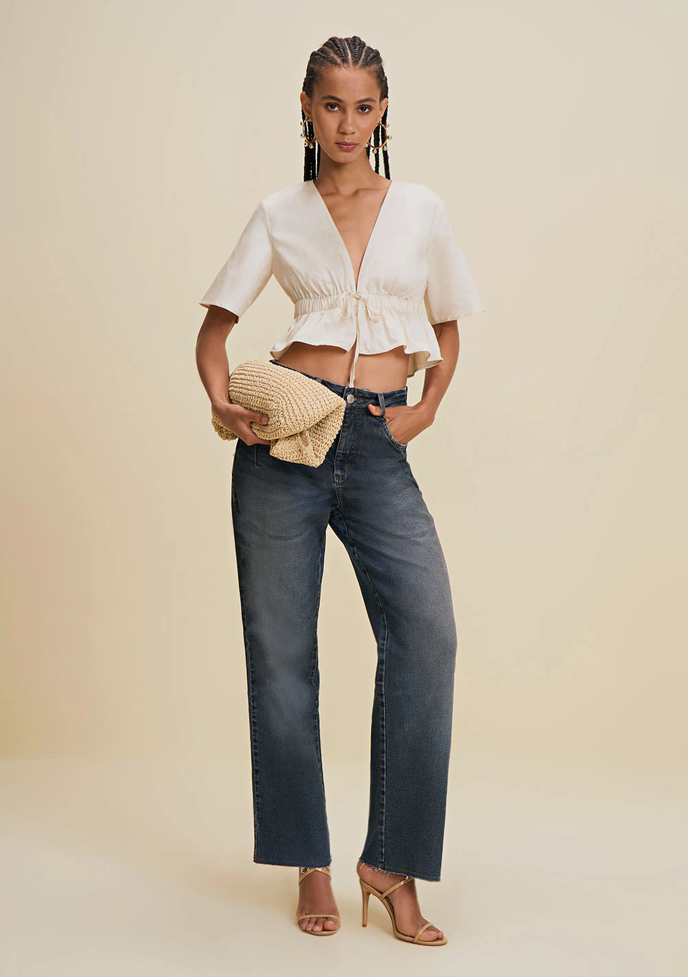 Blusa Solta Decote V Manga Curta Cropped Bege