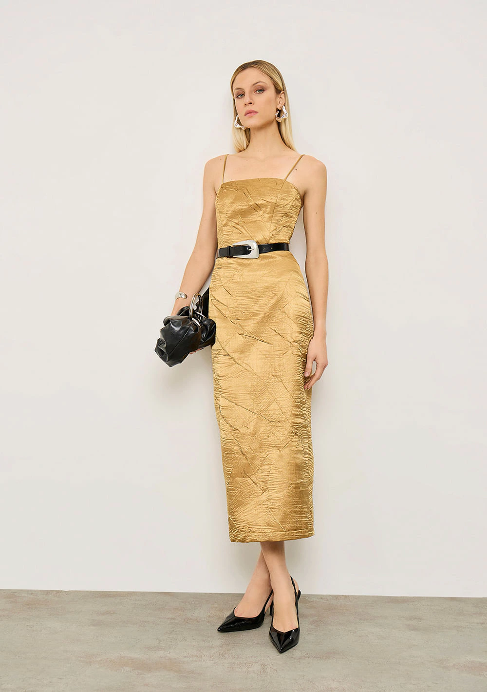 Vestido Iódice Ajustado Decote Reto Com Alça Midi Dourado