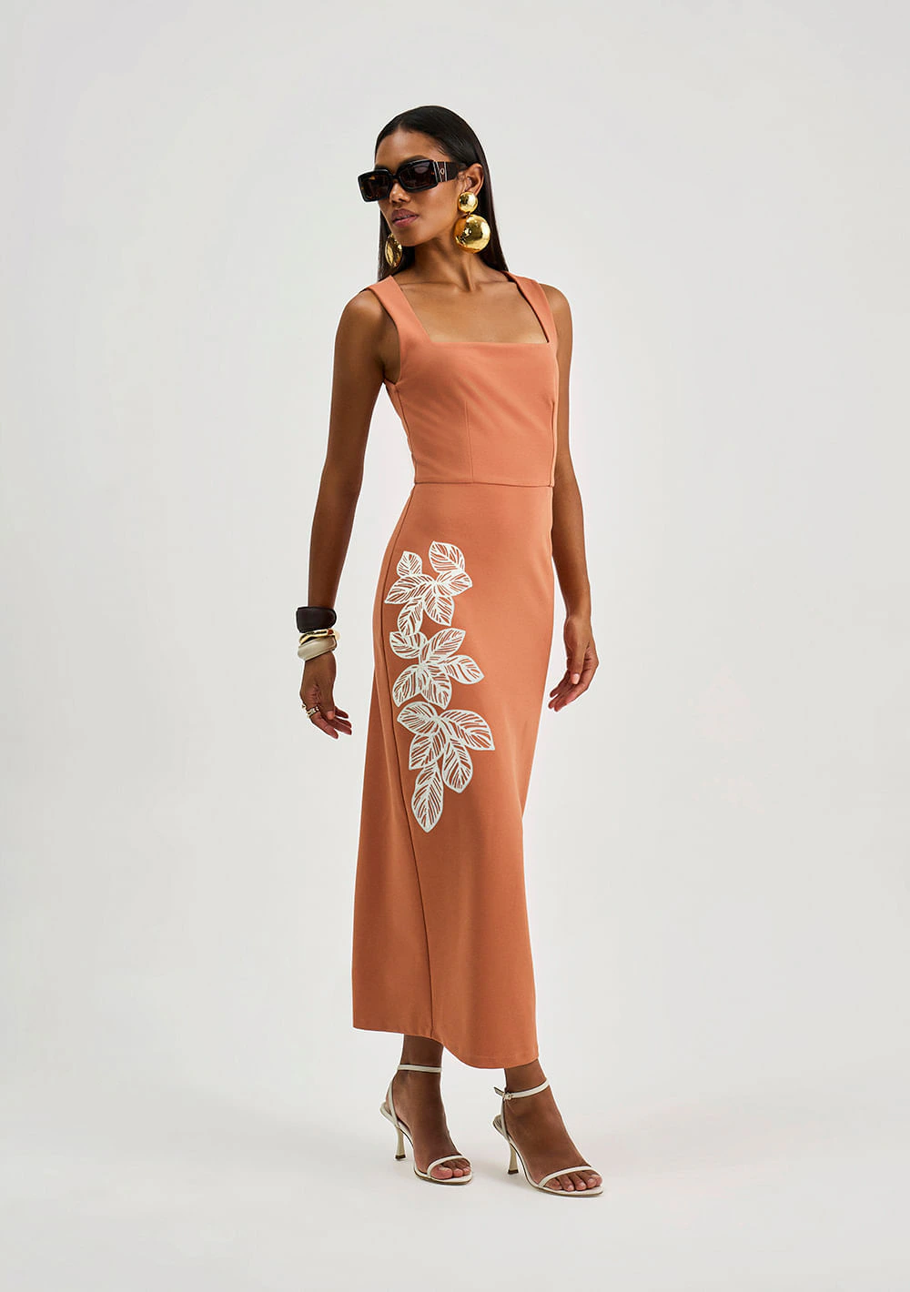 Vestido Iódice Ajustado Decote Reto Sem Manga Midi Marrom