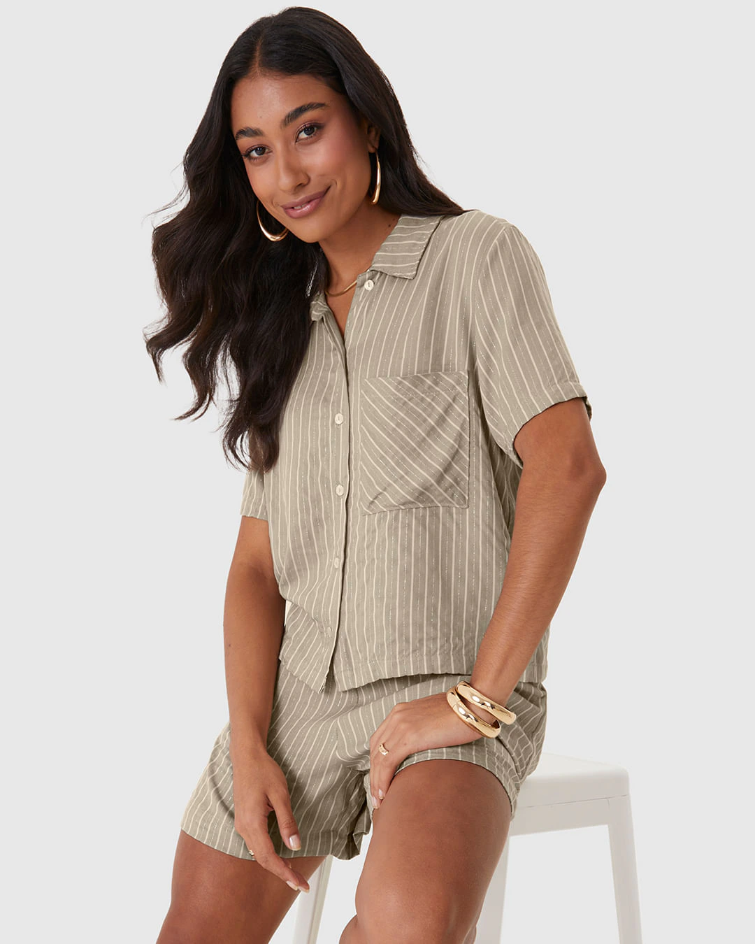 Camisa Feminina Box Listrada Manga Curta E Bolso Frontal Em Viscose Lurex