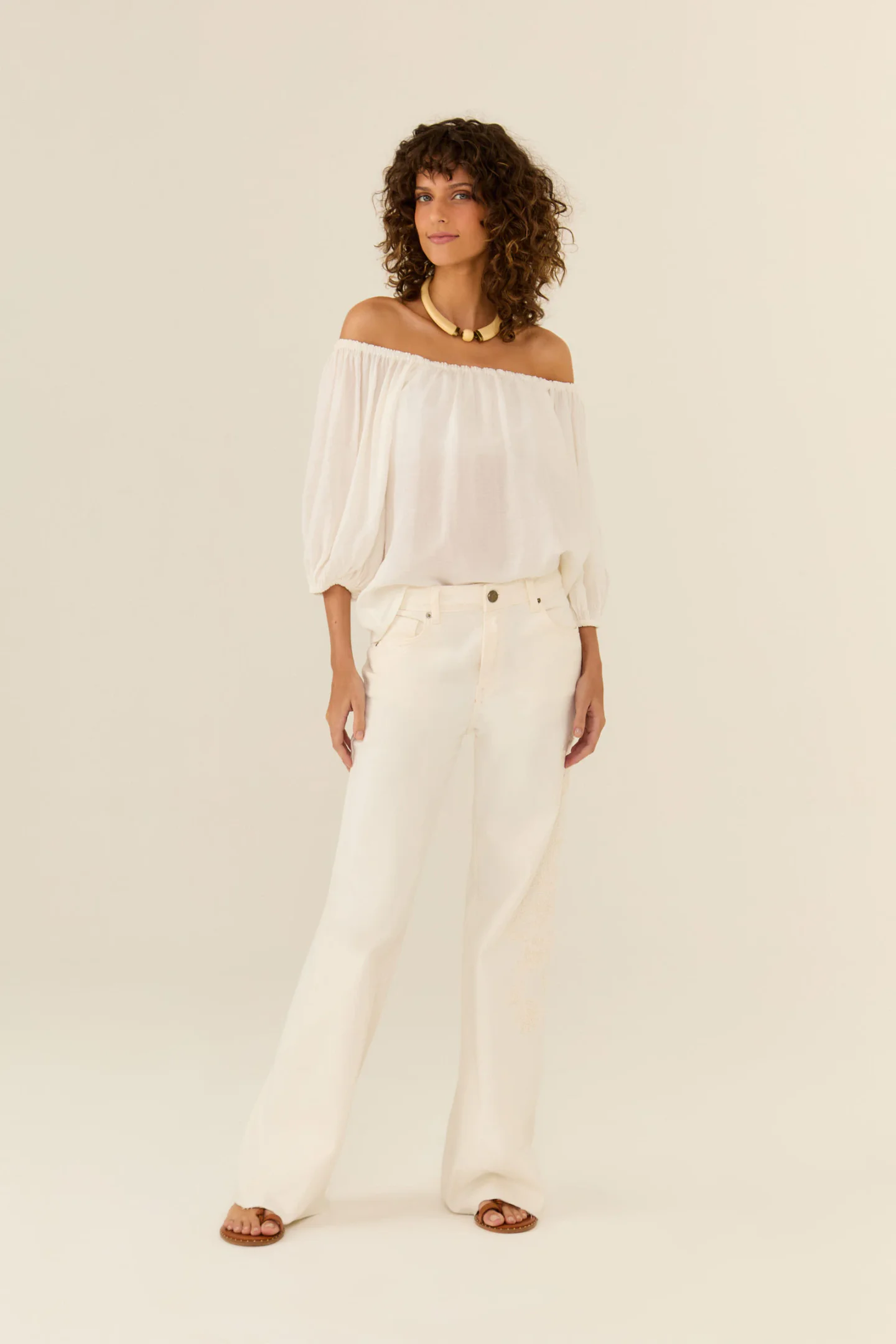 Calça Sarja Wide Leg Detalhe Bordado