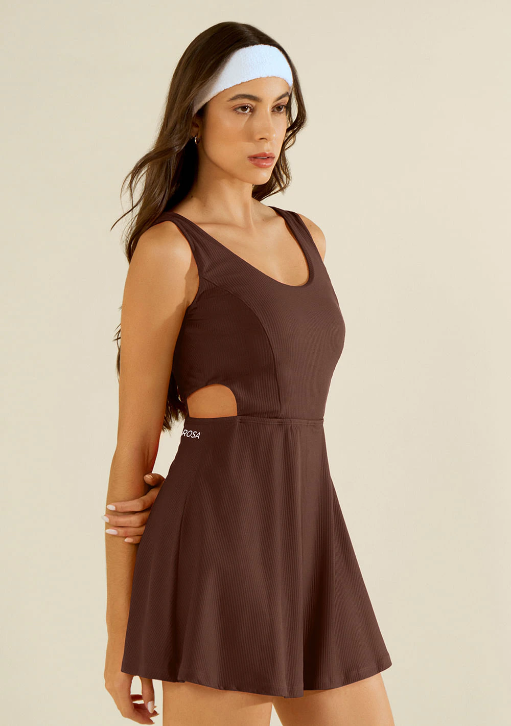 Vestido Morena Rosa Ajustado Decote Careca Sem Manga Curto Marrom
