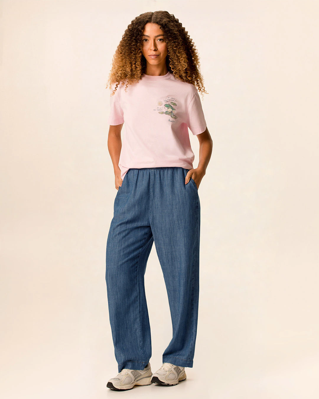 Calça Reta Feminina Cintura Média Elástica E Bolso Faca Em Jeans Leve