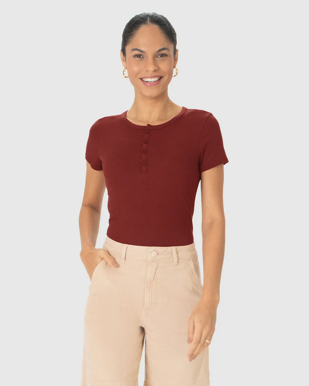 Blusa Básica Feminina Com Botões Frontais Em Malha Viscose Canelada