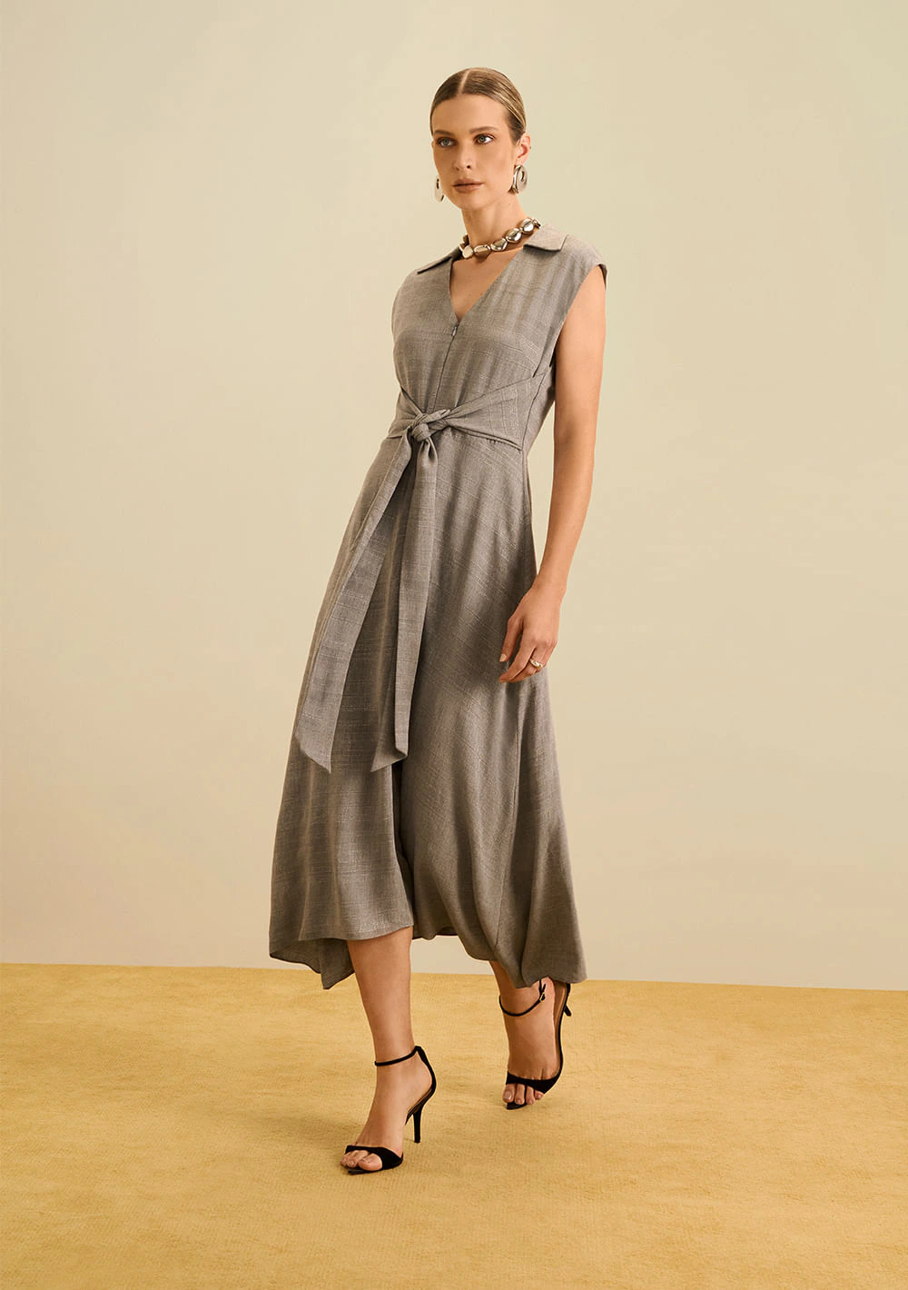 Vestido Maria.Valentina Ajustado Gola Clássica Sem Manga Midi Cinza