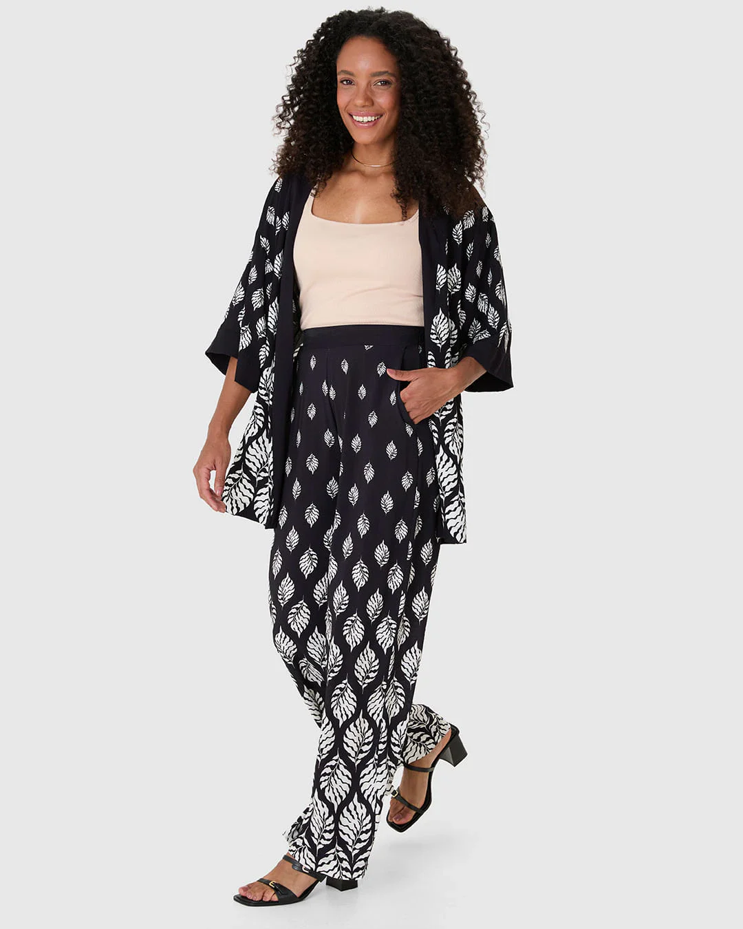 Calça Feminina Pantalona Bolso Faca Estampa Digital Em Viscose