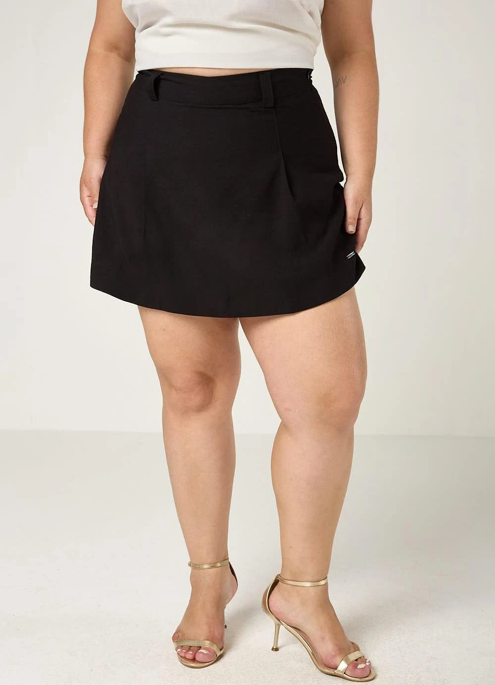 Elegance - Shorts Saia com Pregas Frontais Preto