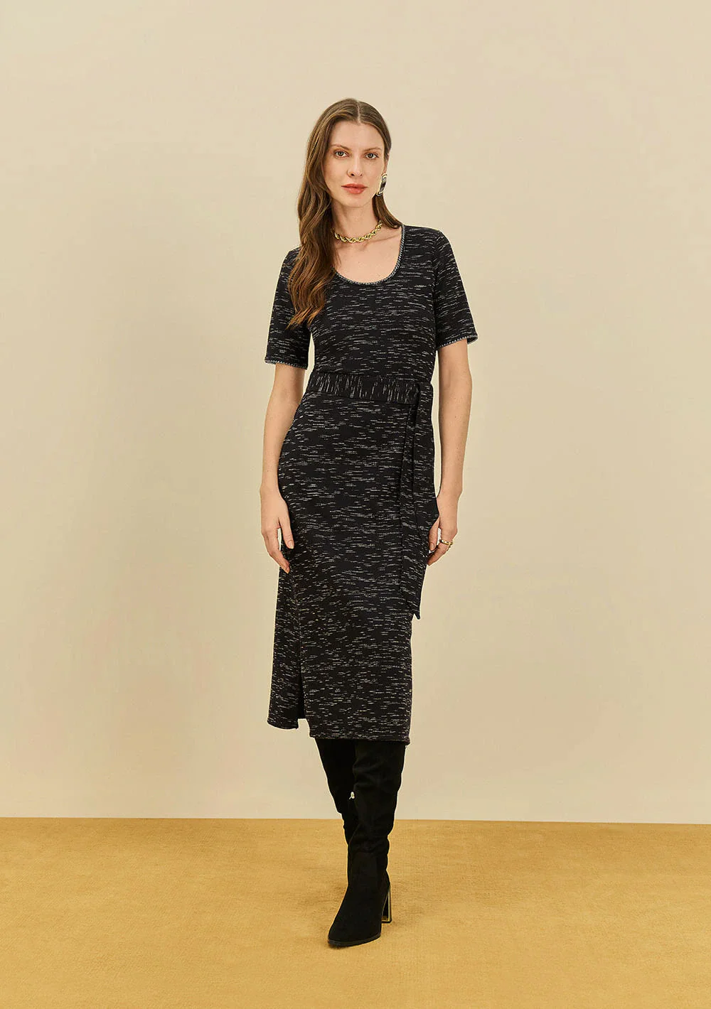 Vestido Maria.Valentina Ajustado Decote Careca Manga Curta Midi Preto