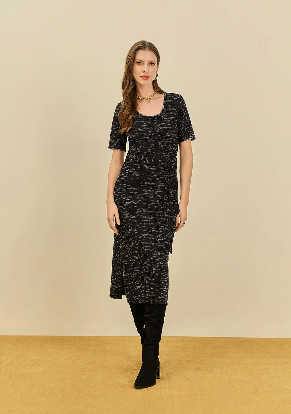 Vestido Maria.Valentina Ajustado Decote Careca Manga Curta Midi Preto