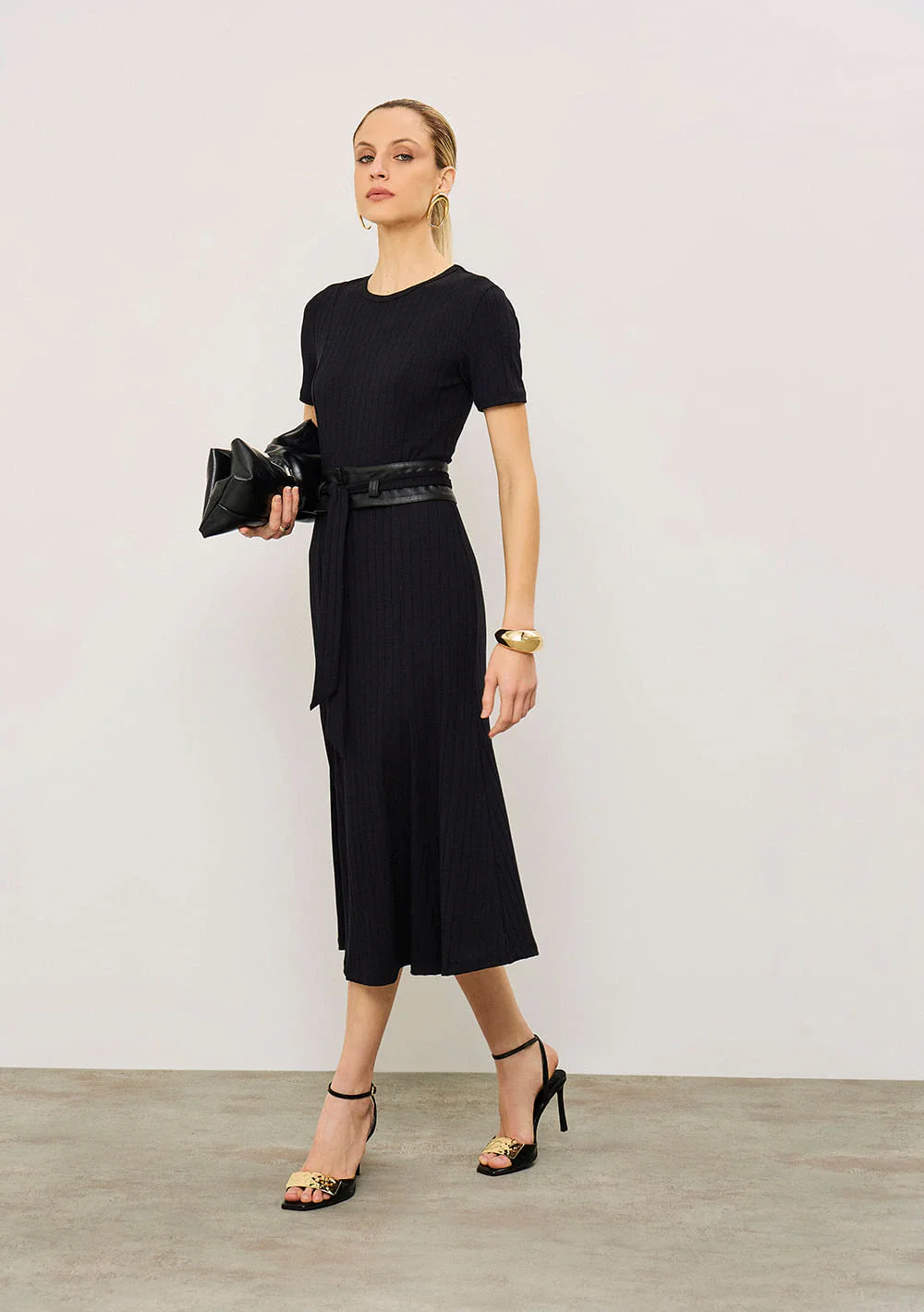 Vestido Iódice Ajustado Decote Careca Manga Curta Midi Preto