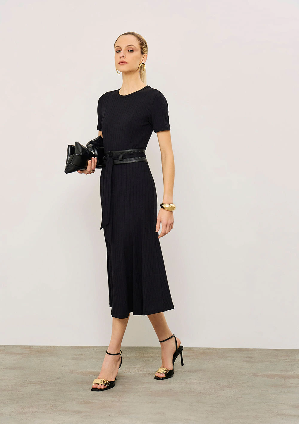 Vestido Iódice Ajustado Decote Careca Manga Curta Midi Preto
