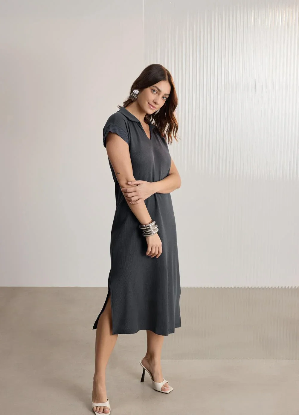 Lunender - Vestido Midi Chá com Gola Texturizada Cinza